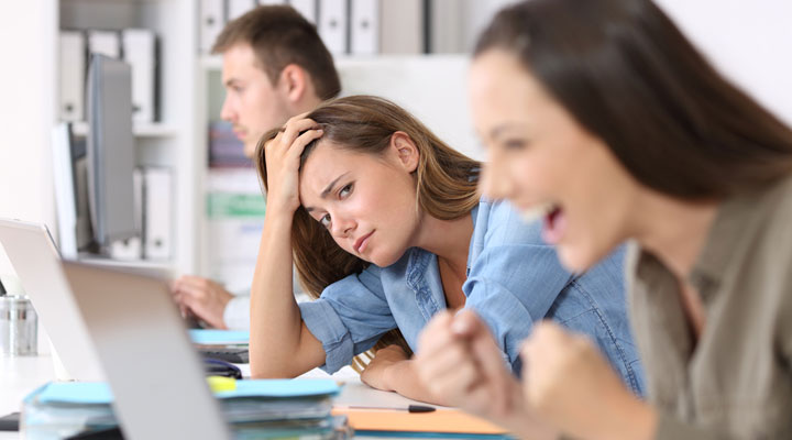 اهمیت ندادن به فکر دیگران؛ چرا و چگونه؟ 3 دوری از مقایسه و ناامیدی