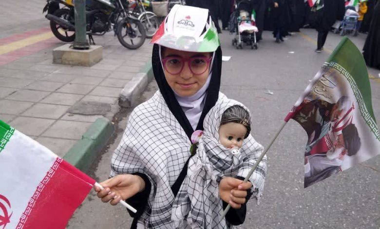 تیپ خاص یک کودک دختر در روز 13آبان با عروسکش