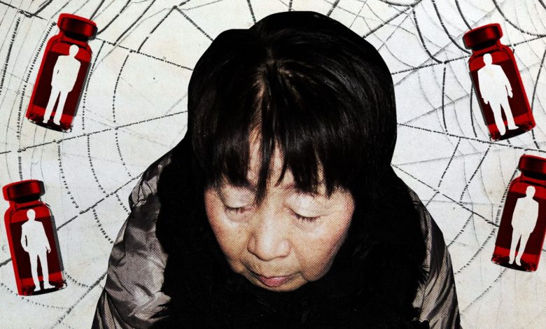 پیرزن با پشت زمینه تار عنکبوت و مردهای به دام افتاده