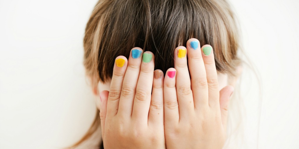 ۱۱ بازی فکری برای تحکیم حافظه مختصر مدت_اسپایدر 10 دست های دختر بچه جلوی صورت