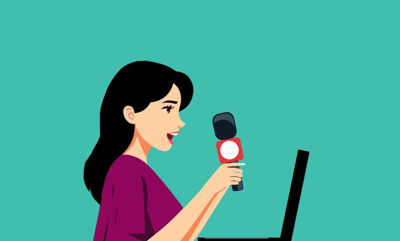 چطور با مطمعن به نفس سخن بزنیم؟_اسپایدر 1 صحبت کردن دختر کارتونی با میکروفن و لپتاپ جلو