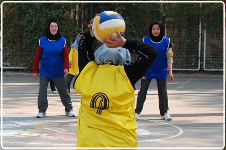 وسطی بازی کردن دخترها در حیاط مدرسه