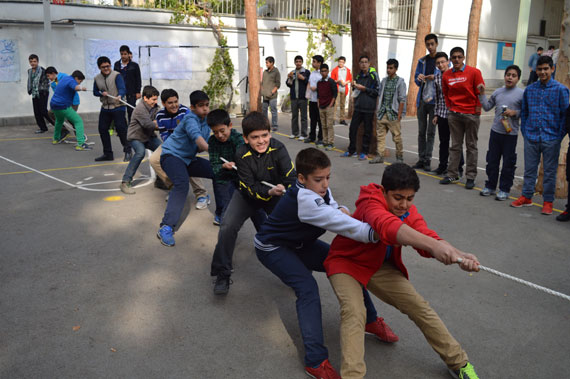 طناب کشی پسرها در مدرسه