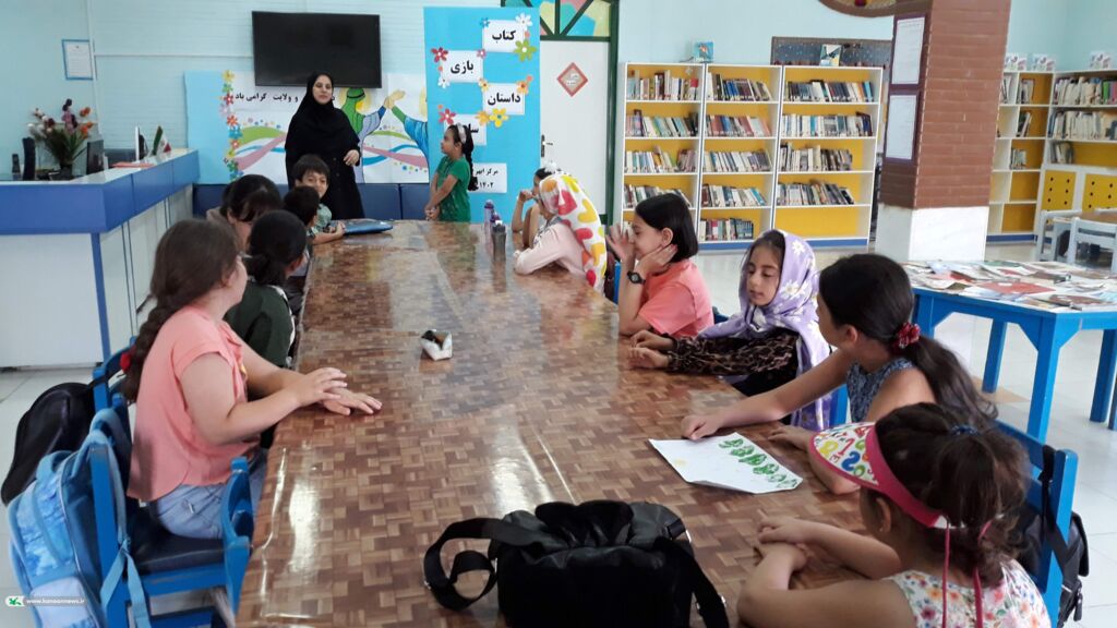 بچه ها دور میز در مدرسه