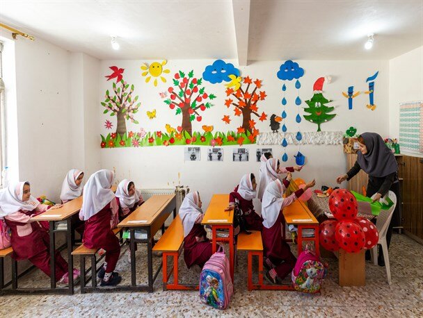 دختر بچه ها در مدرسه