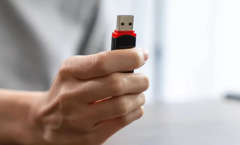 راهنمای خرید بهترین برند فلش مموری در بازار ۱۴۰۴_اسپایدر 1 flash drive bg.jpg.webp
