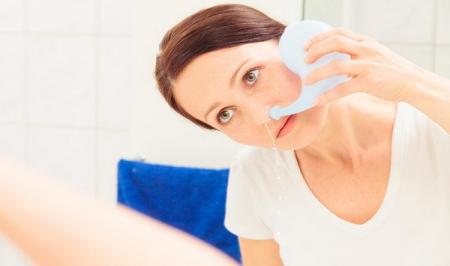 شستشوی بینی با آب نمک زیان اور است یا سودمند؟_اسپایدر 1 شستشوی بینی با آب نمک مضر است یا مفید؟