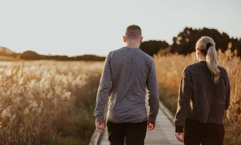 راه رفتن زن و مرد در بیشه