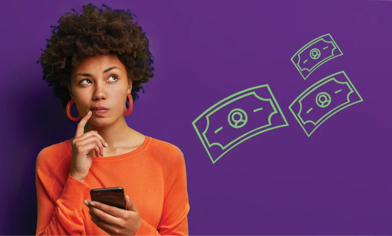 فکر کردن زن مو فرفری رنگین پوست به پول با موبایل در دست