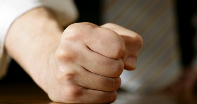 4 رفتاری که پدران هیچ زمان نباید در وجود فرزندانشان انجام دهند_اسپایدر 3 4 رفتاری که پدران هرگز نباید در حضور فرزندانشان انجام دهند