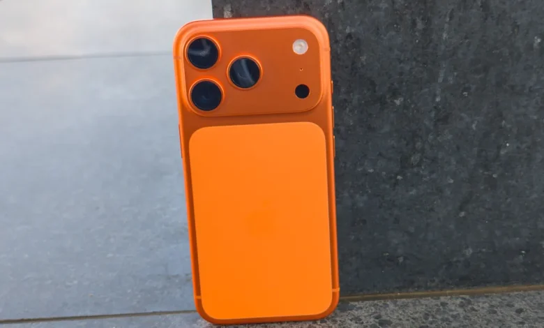 اپل برای از بین بردن مشکل خطوخش آیفون ۱۷ پرو از نمک منفعت گیری میکند_اسپایدر 1 Apple iPhone 17 Pro Cosmic Orange 1.webp