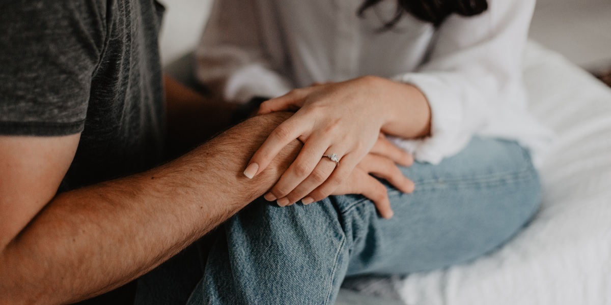 دست زن روی دست مرد